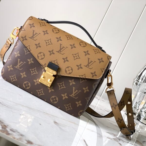LV POCHETTE METIS chip diamond jump code messenger bag series Size details:25*19*7 cm